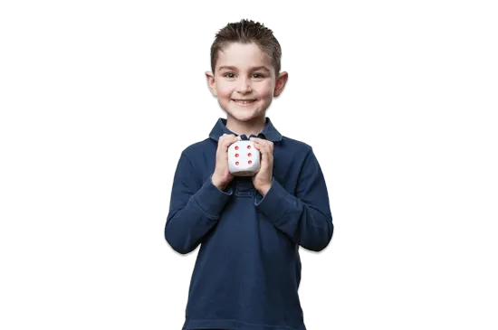 Jochie met grote dobbelsteen in handen